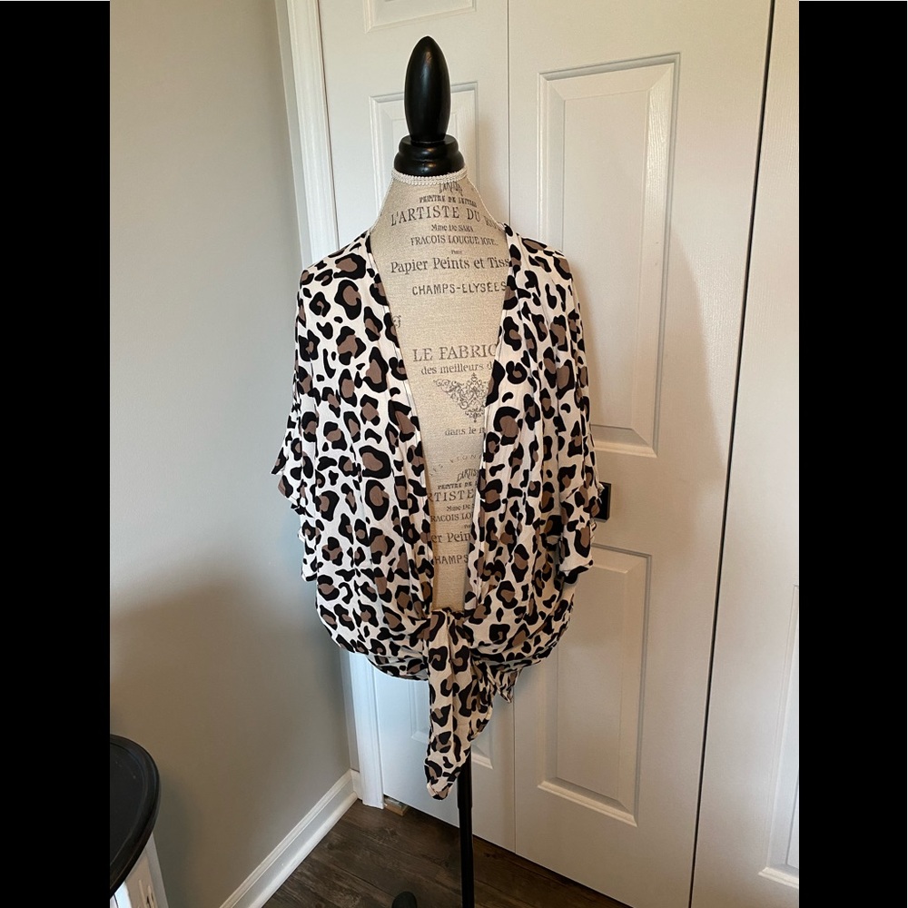 🤎🖤 NWOT Cheetah Print Blouse